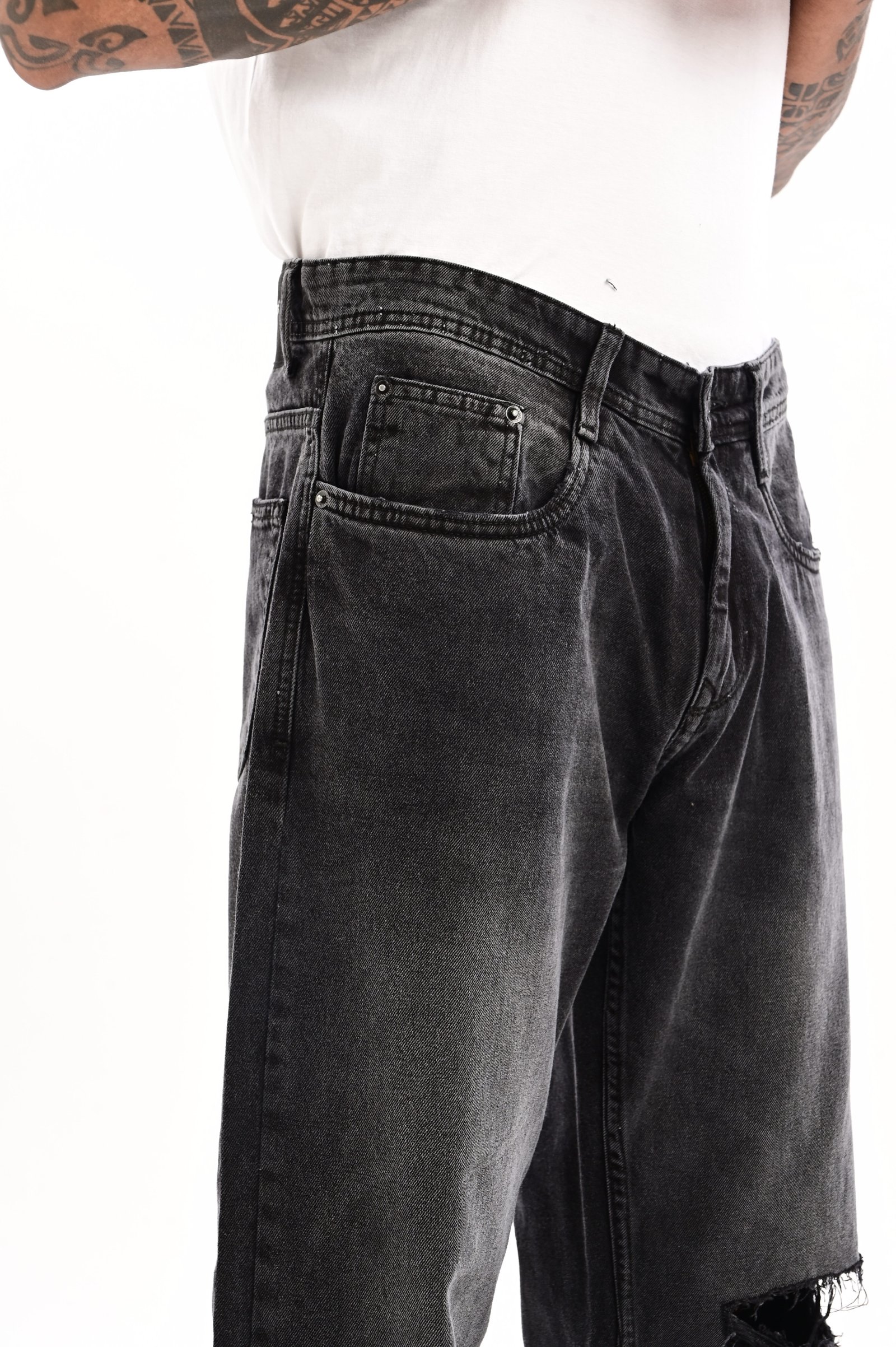 Loose fit black shaded knee ripped jeans - Image 7